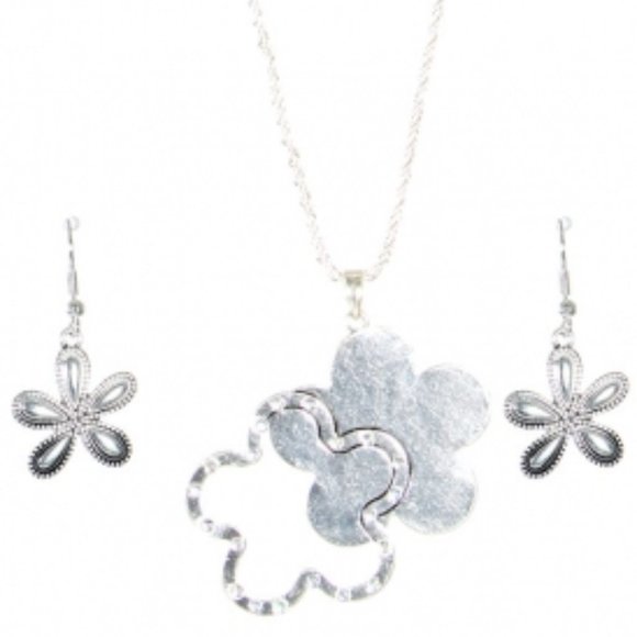 (5/$25‎ SALE ✅) LUCKY YOU Clover Rhinestone Pendant Chain Necklace Set Silver - Picture 1 of 7